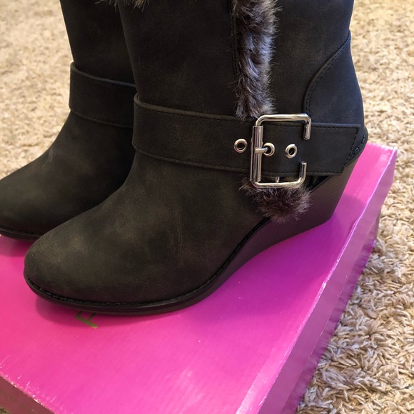 New in box Rampage booties, size 6 with fur trim. - Picture 4 of 4